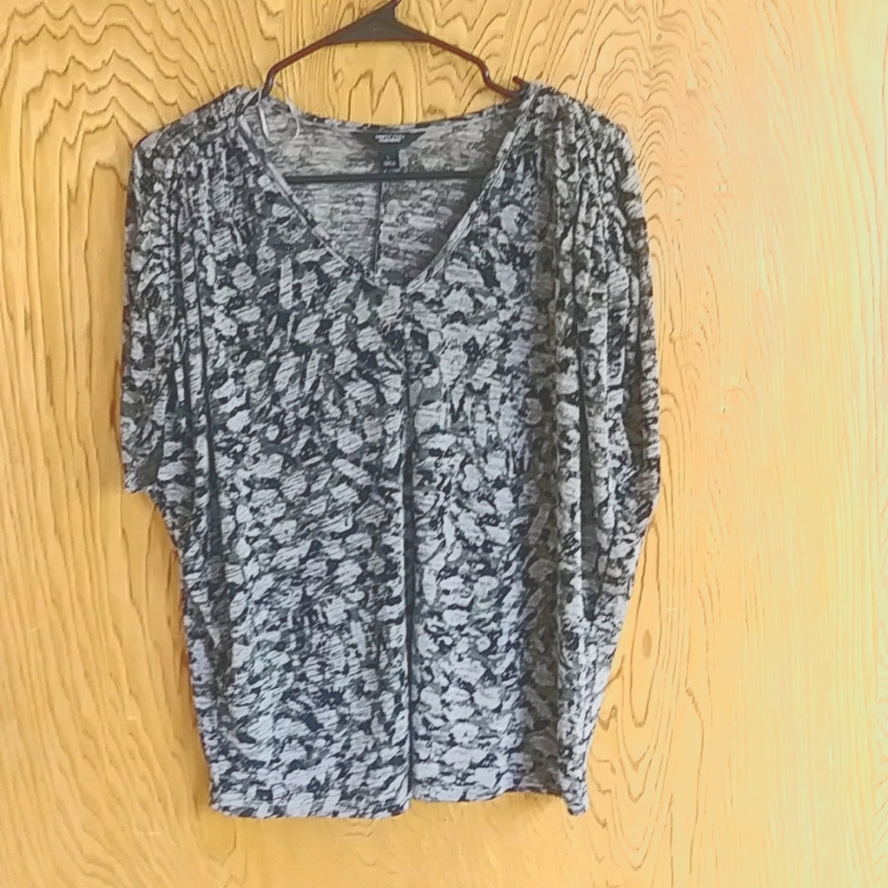 Simply Vera Wang short sleeve Top.